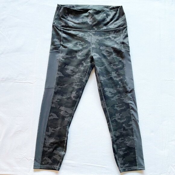 Women’s / Teen’s Fabletics Powerhold Camo Capri Leggings Size Small - Picture 2 of 7